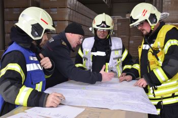 FFW-Ubung GUTEX-Hallen 26-11-2016 (30).JPG